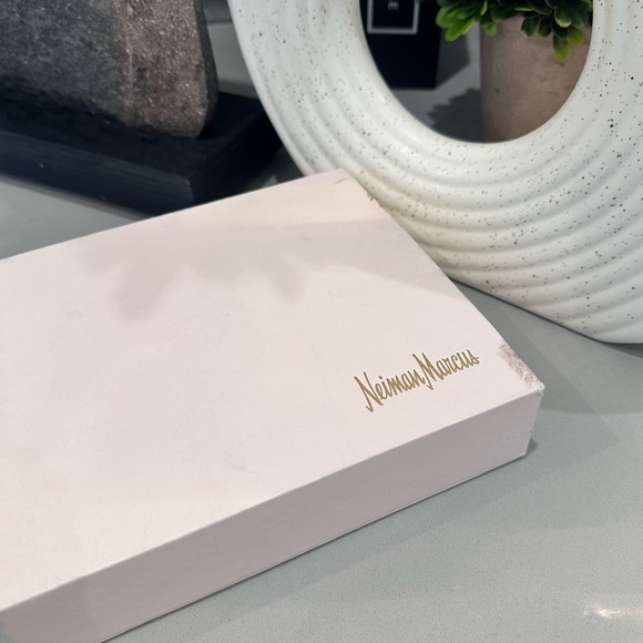 New magnetic box Neiman Marcus spa set, headband and cleansing clothes. - Picture 2 of 5
